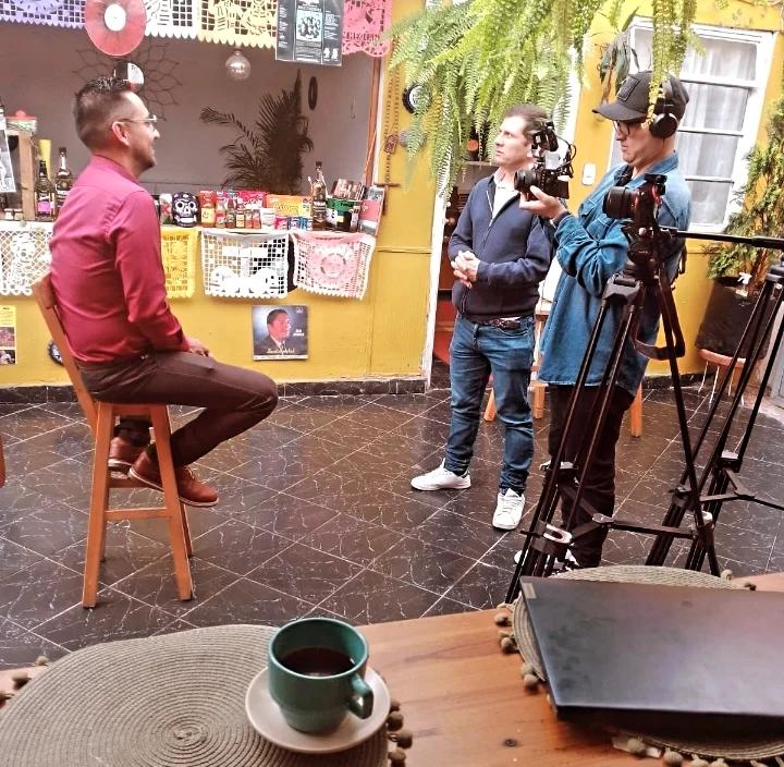 Ricardo en el set de grabación de entrevista para medios